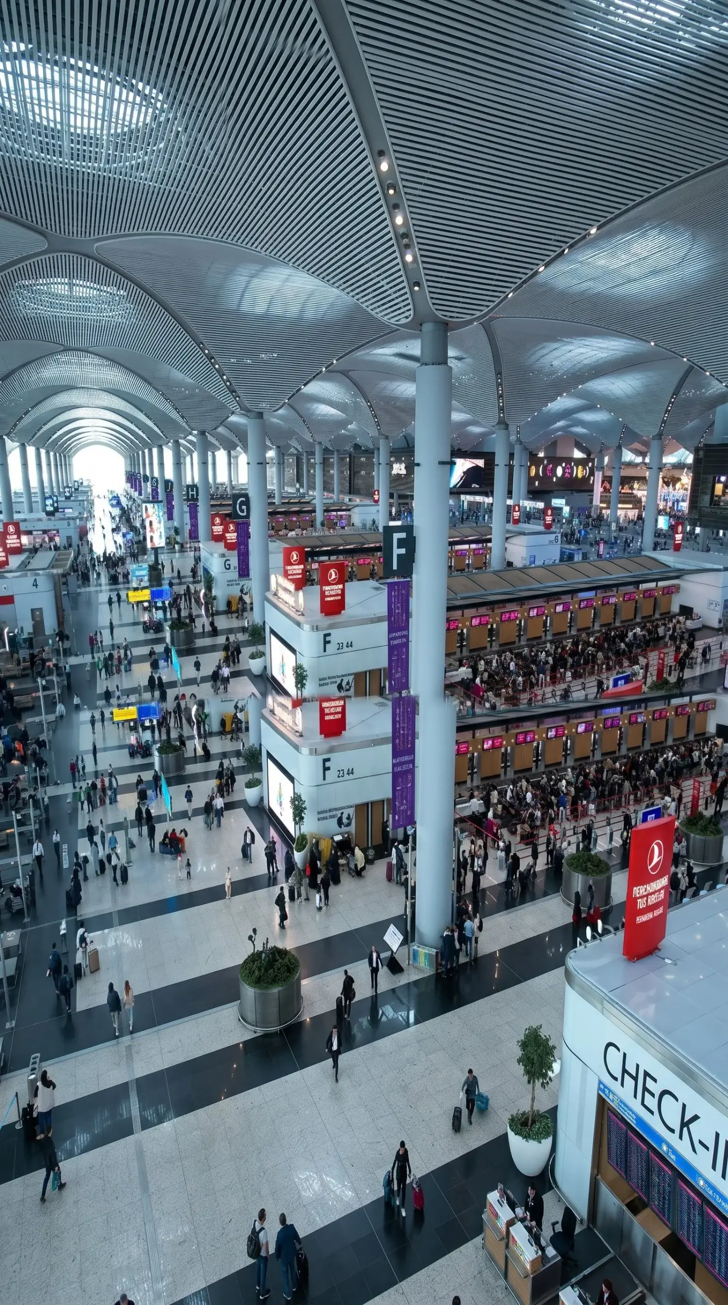 Abflughalle des Flughafens Istanbul mit Check-in-Schaltern