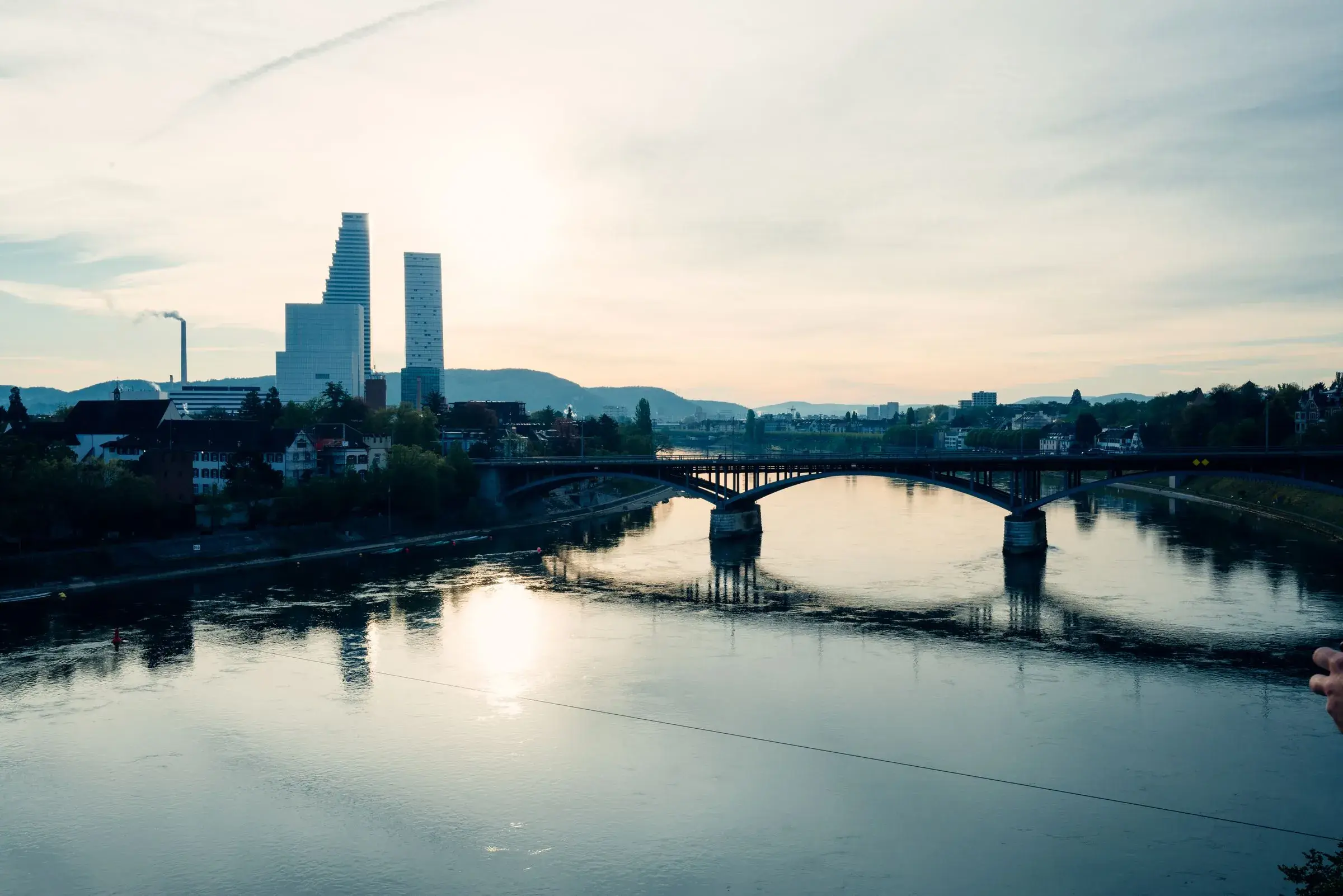 Basel am Rhein bei Sonnenuntergang