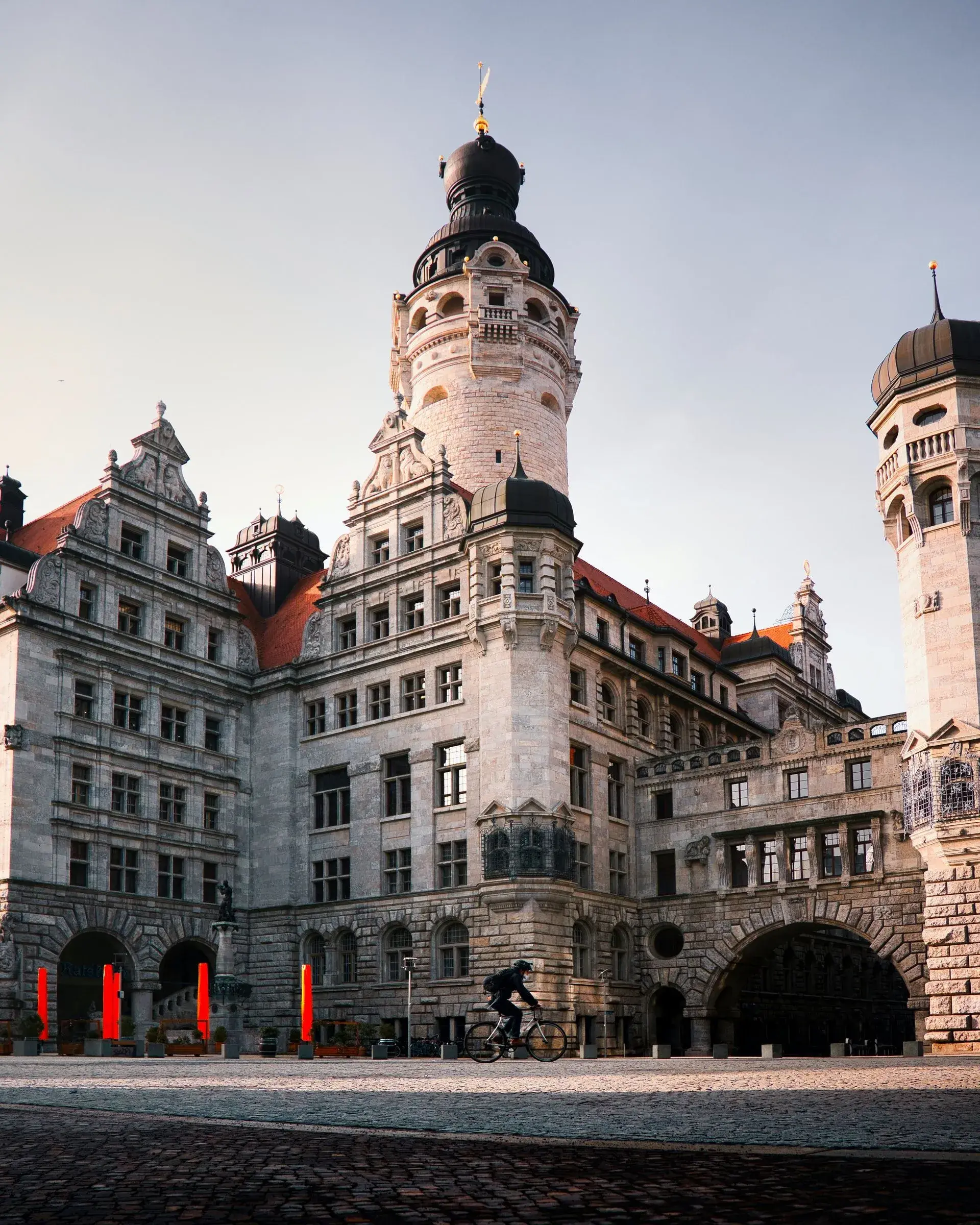 Gün doğumunda Leipzig Yeni Belediye Binası