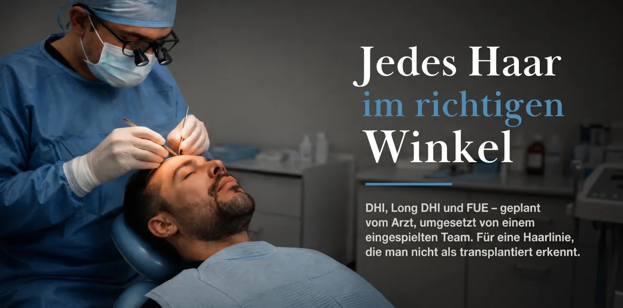 Unser OP-Chef arbeitet mit Lupenbrille am Haaransatz des Patienten