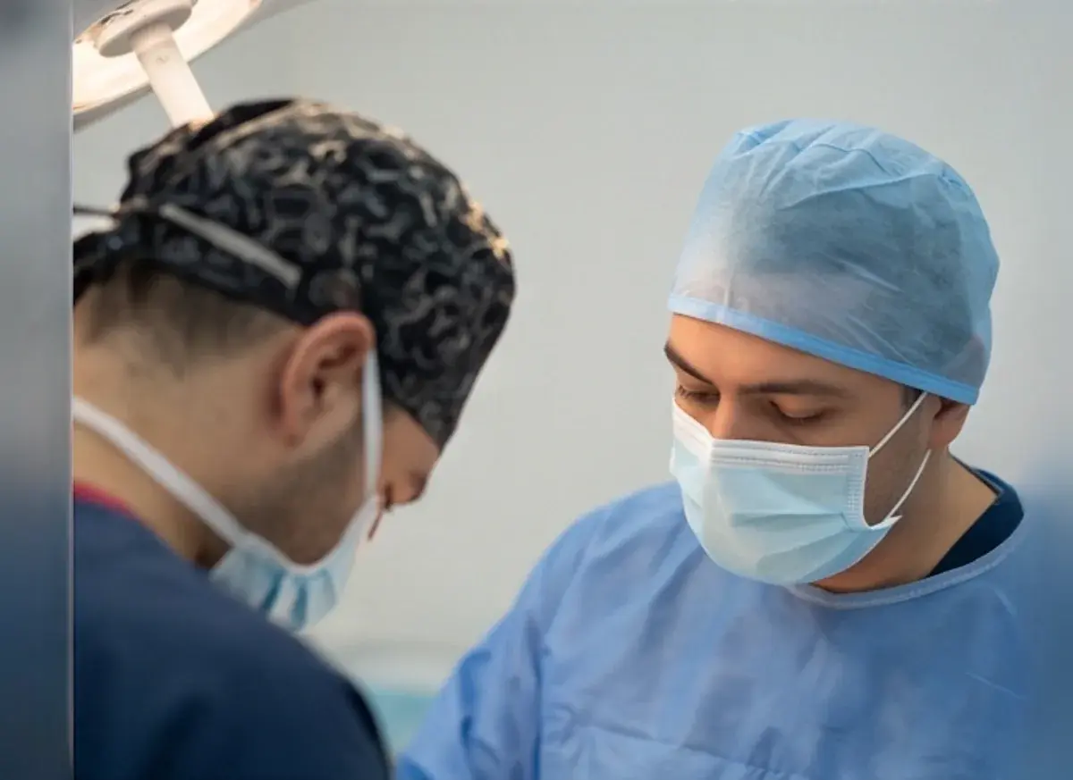 OP-Chef mit Team bei der Implantation der Grafts